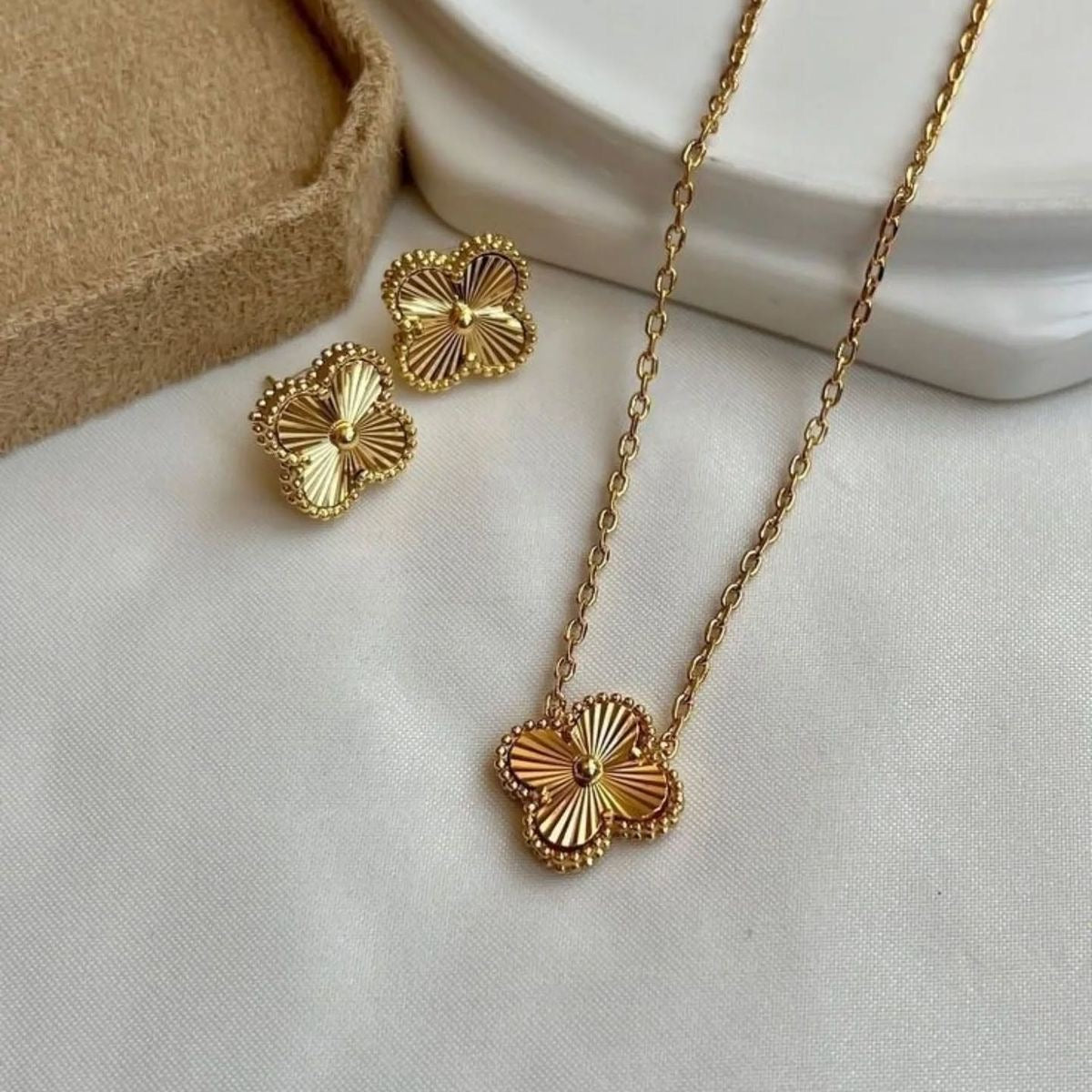 Collar trebol dorado 🤍 (aretes gratis)