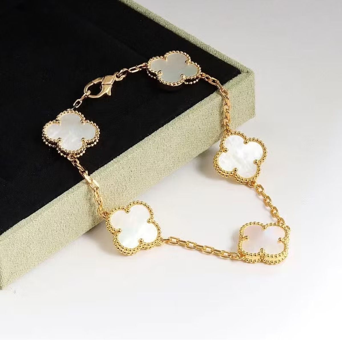 Brazalete Trébol Blanco ✨