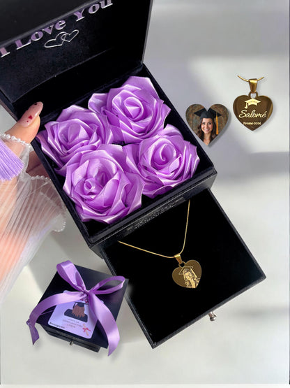 Dreamer Girl Box  💜🎀 👩🏻‍🎓 Collar fotograbado Graduada – Edición Cofre de rosas
