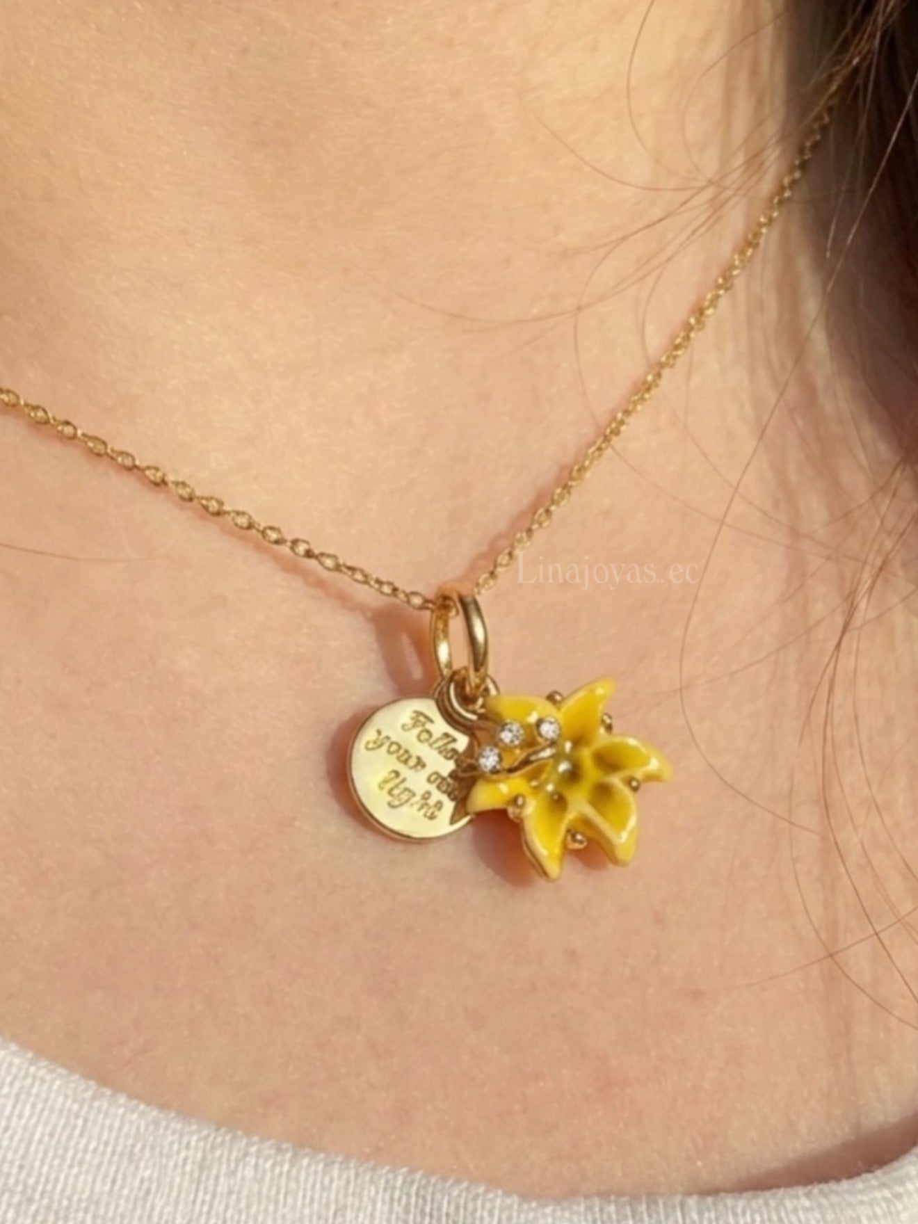 Collar Flor Rapunzel/ Alumbra en la oscuridad💜☀️