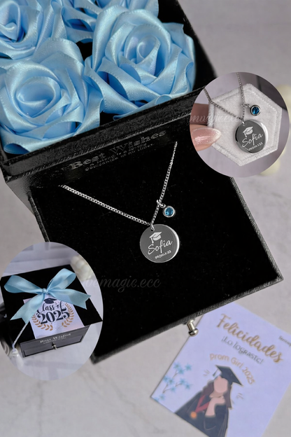 Prom Queen 🩵 👩🏻‍🎓 Collar Graduada – Edición Cofre de rosas