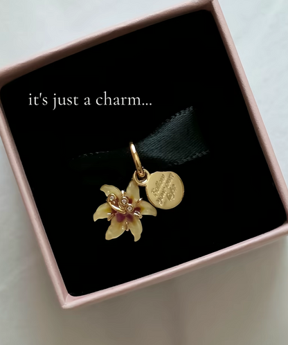 Dije charm flor dorada/ Alumbra en la oscuridad☀️🌸
