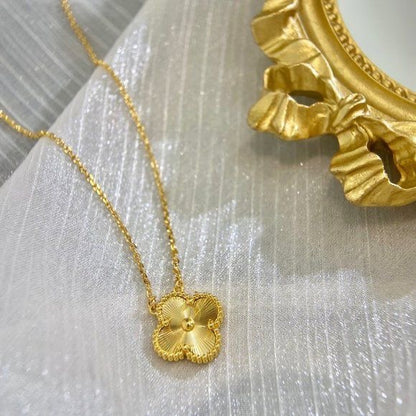 Collar trebol dorado 🤍 (aretes gratis)