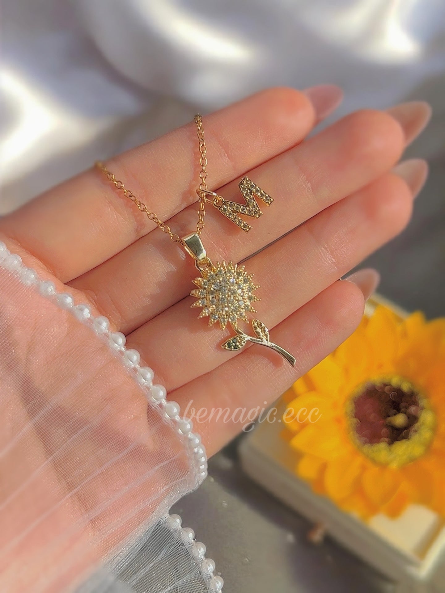 Set flores amarillas, collar antiestrés e inicial en cofre de girasol eterno ✨🌻