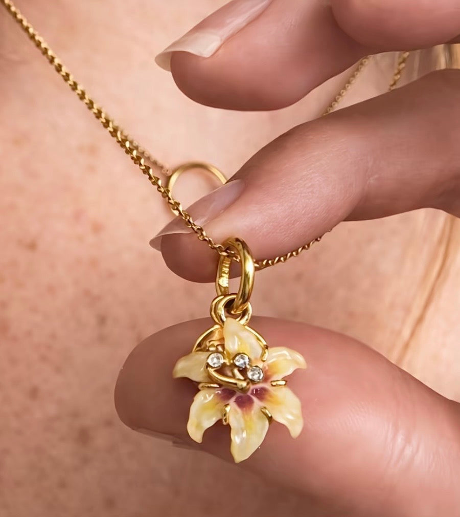 Collar flor dorada / Alumbra en la oscuridad☀️🌸