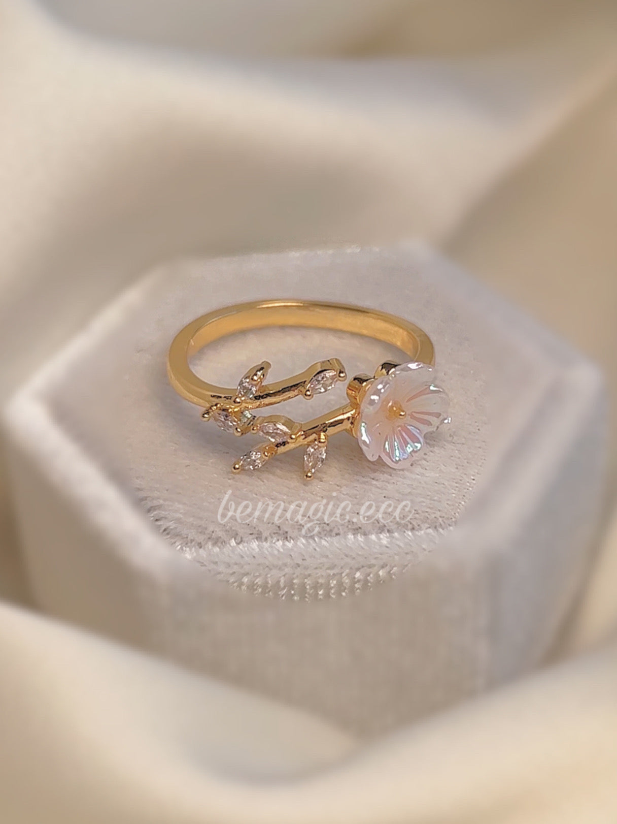 Anillo Floral Merlia 🌸🤍