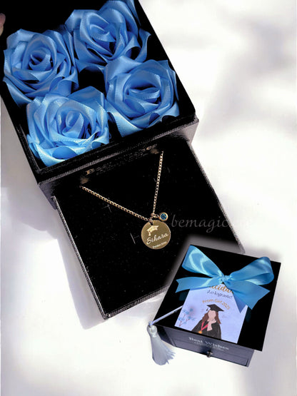 Prom Queen 🩵 👩🏻‍🎓 Collar Graduada – Edición Cofre de rosas