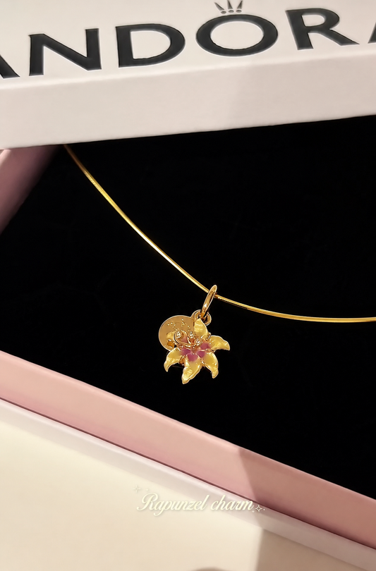 Collar charm flor dorada/ Alumbra en la oscuridad☀️🌸